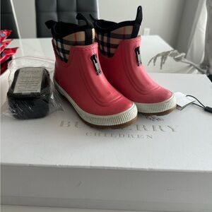 Burberry kids check boots size 27
